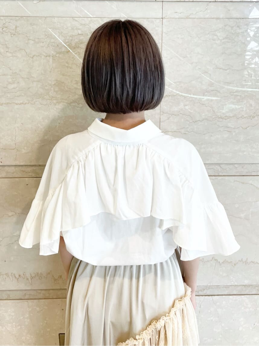 ホワイト系のスカート、ホワイト系のパンプスを着用したレディースの夏コーディネートの4枚目の写真