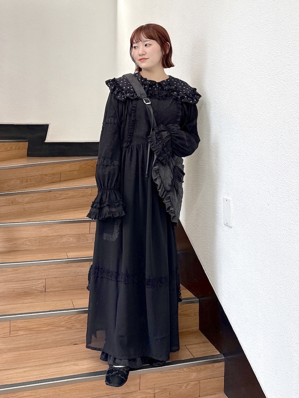 ブラック系のシャツ/ブラウス、ブラック系のワンピース、ブラック系のショルダーバッグを着用したレディースの夏コーディネートの2枚目の写真