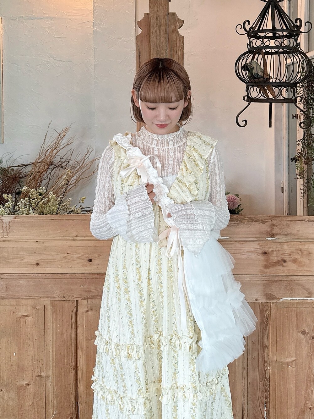イエロー系のワンピース、ホワイト系のTシャツ/カットソー、ホワイト系のトートバッグを着用したレディースの春コーディネートの5枚目の写真