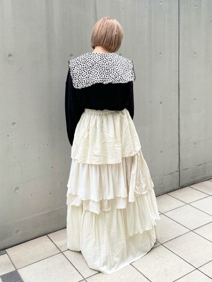 ブラック系のカーディガン/ボレロ、ブラック系のシャツ/ブラウス、ホワイト系のスカートを着用したレディースの夏コーディネートの3枚目の写真