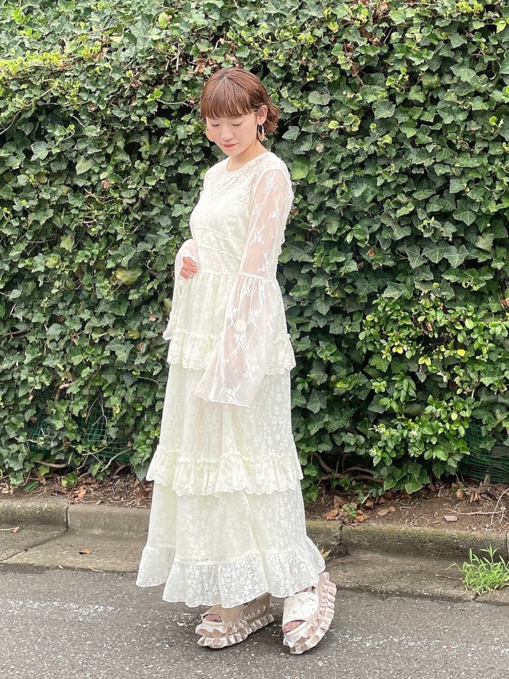 ホワイト系のワンピース、ホワイト系のサンダルを着用したレディースの夏コーディネートの3枚目の写真