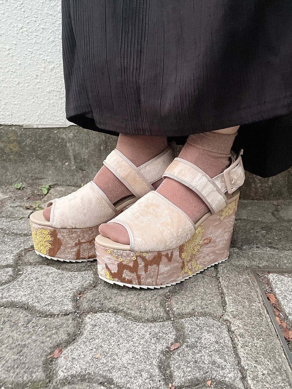 ブラック系のワンピース、ホワイト系のシャツ/ブラウス、ブラウン系のサンダルを着用したレディースの冬コーディネートの5枚目の写真