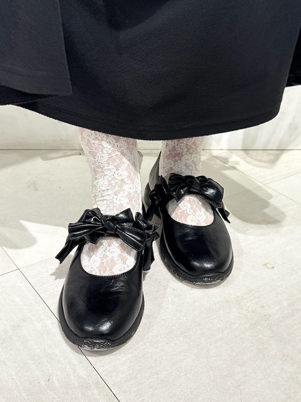 ブラック系のワンピース、ブラック系のパンプス、ブラック系のニットキャップ/ビーニーを着用したレディースの秋コーディネートの5枚目の写真