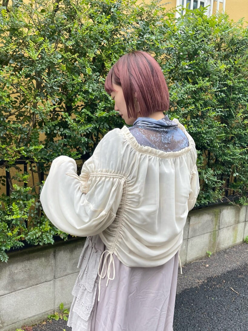 ホワイト系のシャツ/ブラウス、ブルー系のTシャツ/カットソー、ベージュ系のワンピースを着用したレディースの冬コーディネートの4枚目の写真