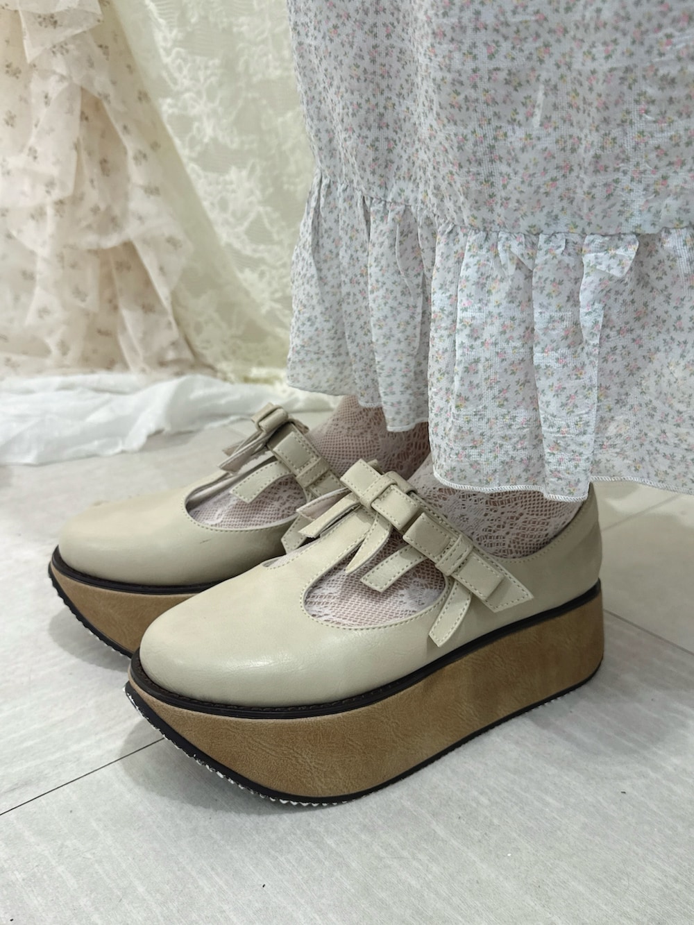 ブルー系のカーディガン/ボレロ、グレー系のシャツ/ブラウス、ブルー系のワンピースを着用したレディースの秋コーディネートの9枚目の写真