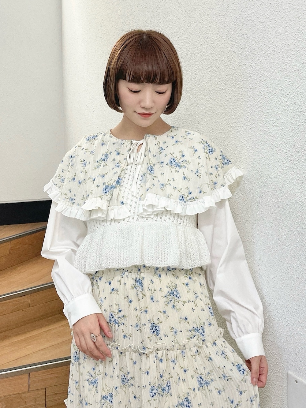 ブルー系のシャツ/ブラウス、ホワイト系のキャミソール、ブルー系のスカートを着用したレディースの冬コーディネートの5枚目の写真