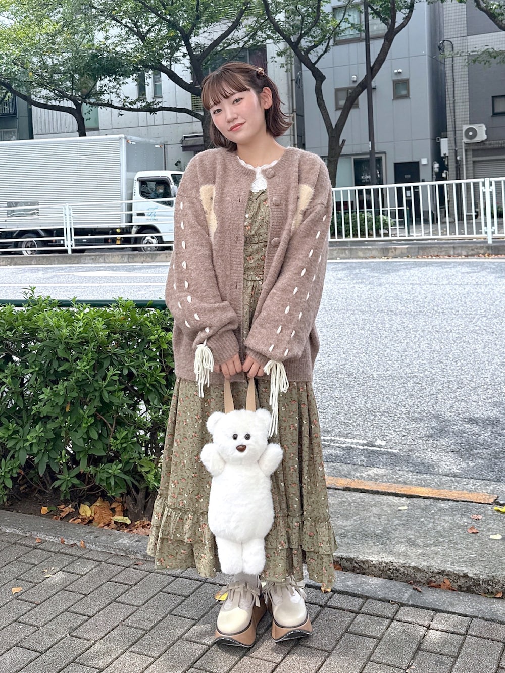 ホワイト系のニット/セーター、グリーン系のワンピース、ホワイト系のバレエシューズを着用したレディースの秋コーディネートの2枚目の写真
