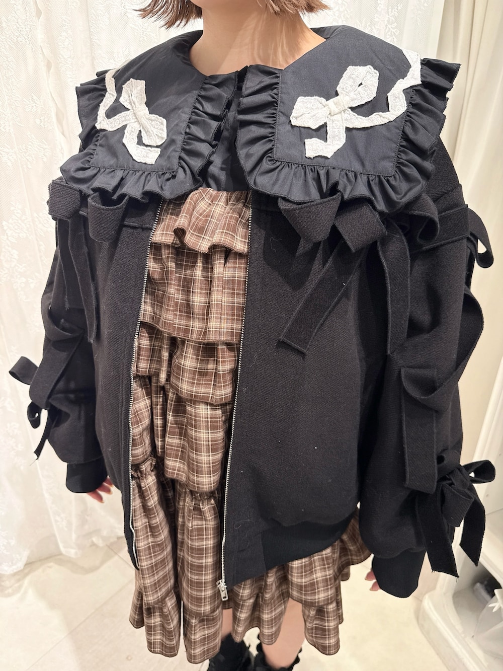 ブラウン系のワンピース、ブラック系のシャツ/ブラウス、ブラック系のブルゾンを着用したレディースの秋コーディネートの6枚目の写真