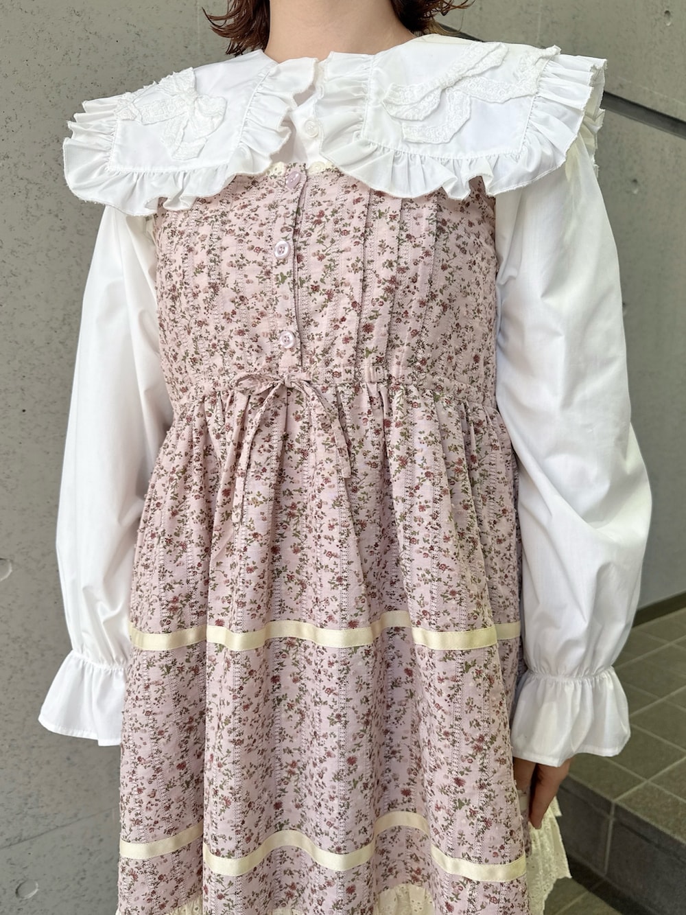 ホワイト系のシャツ/ブラウス、ホワイト系のショルダーバッグ、ホワイト系のスニーカーを着用したレディースの冬コーディネートの6枚目の写真