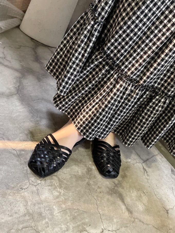 ブラック系のスカート、ブラック系のパンプス、ブラック系のTシャツ/カットソーを着用したレディースの春コーディネートの3枚目の写真