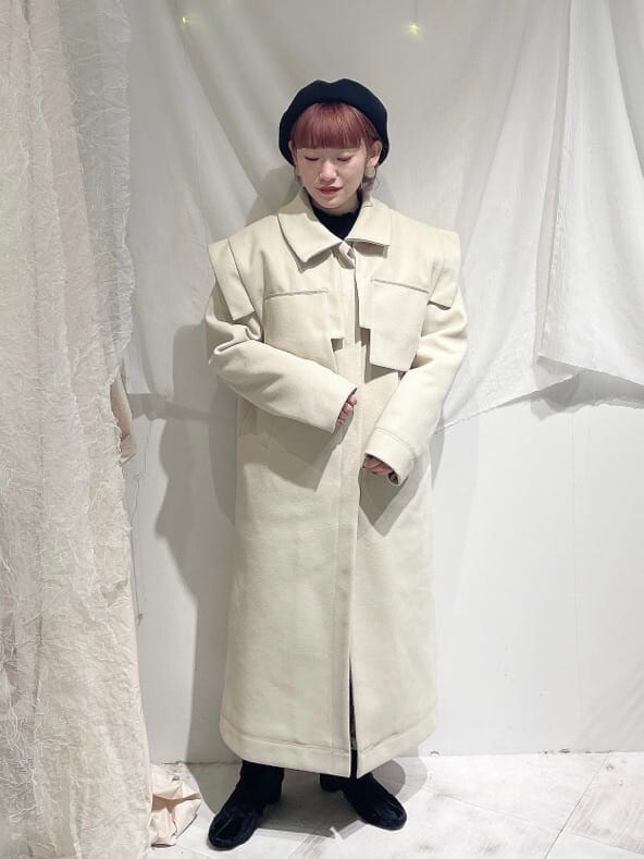 ホワイト系のその他アウター、ホワイト系の付け襟を着用したレディースの秋コーディネートの2枚目の写真