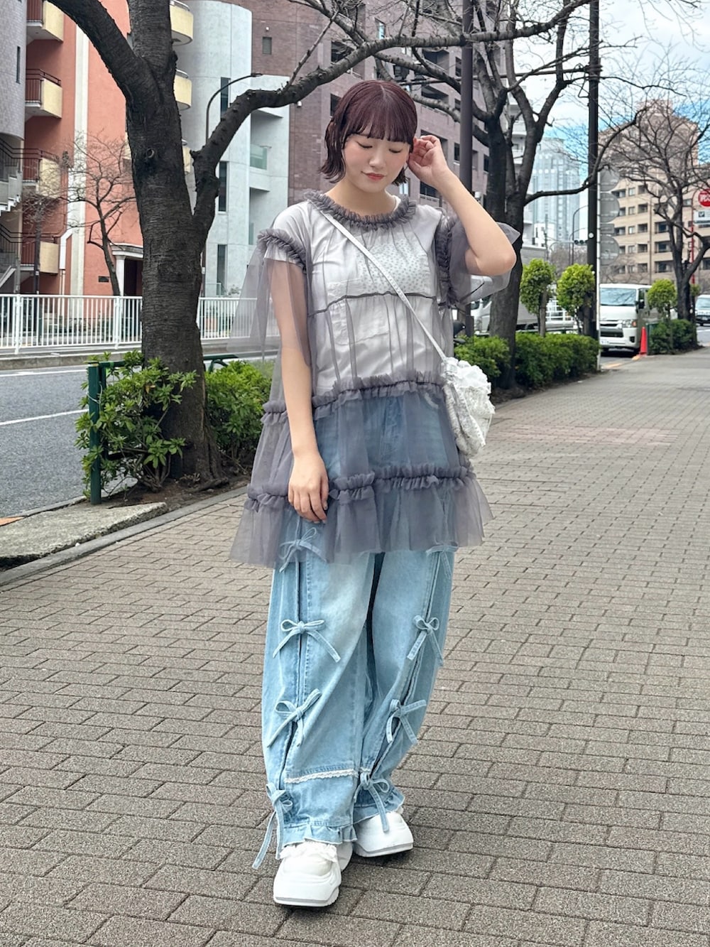 ホワイト系のTシャツ/カットソー、ブルー系のショルダーバッグ、グレー系のチュニックを着用したレディースの春コーディネートの2枚目の写真