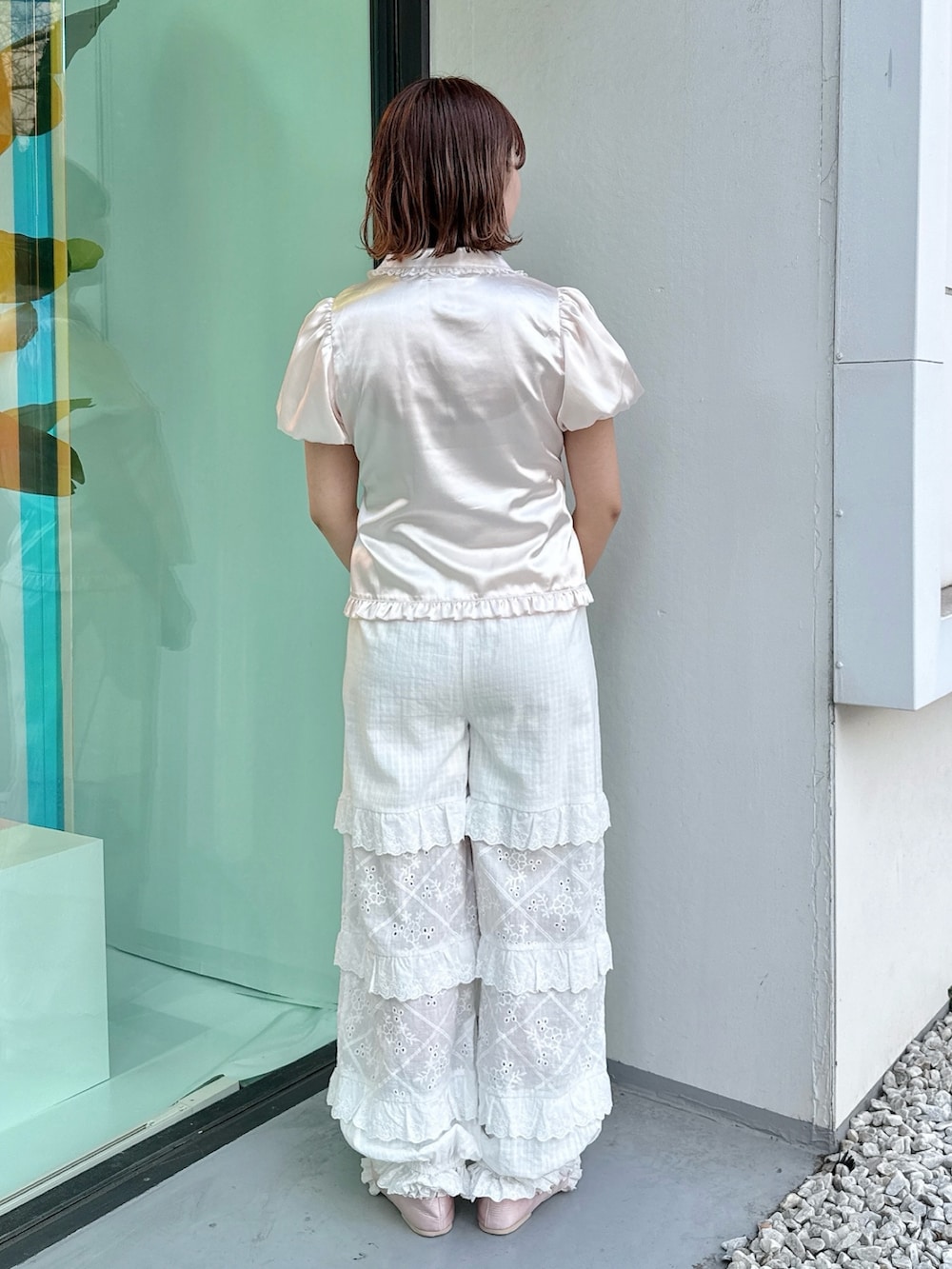 ピンク系のシャツ/ブラウス、ピンク系のバレエシューズ、ホワイト系のその他パンツを着用したレディースの冬コーディネートの3枚目の写真