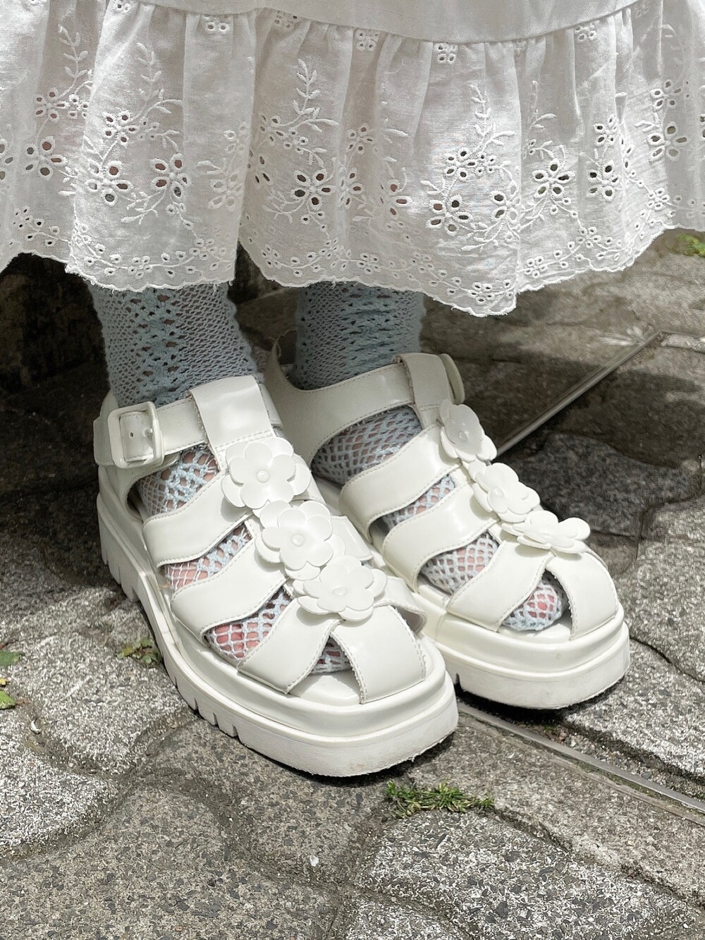 ホワイト系のワンピース、ホワイト系のサンダル、ブルー系のシャツ/ブラウスを着用したレディースの春コーディネートの6枚目の写真