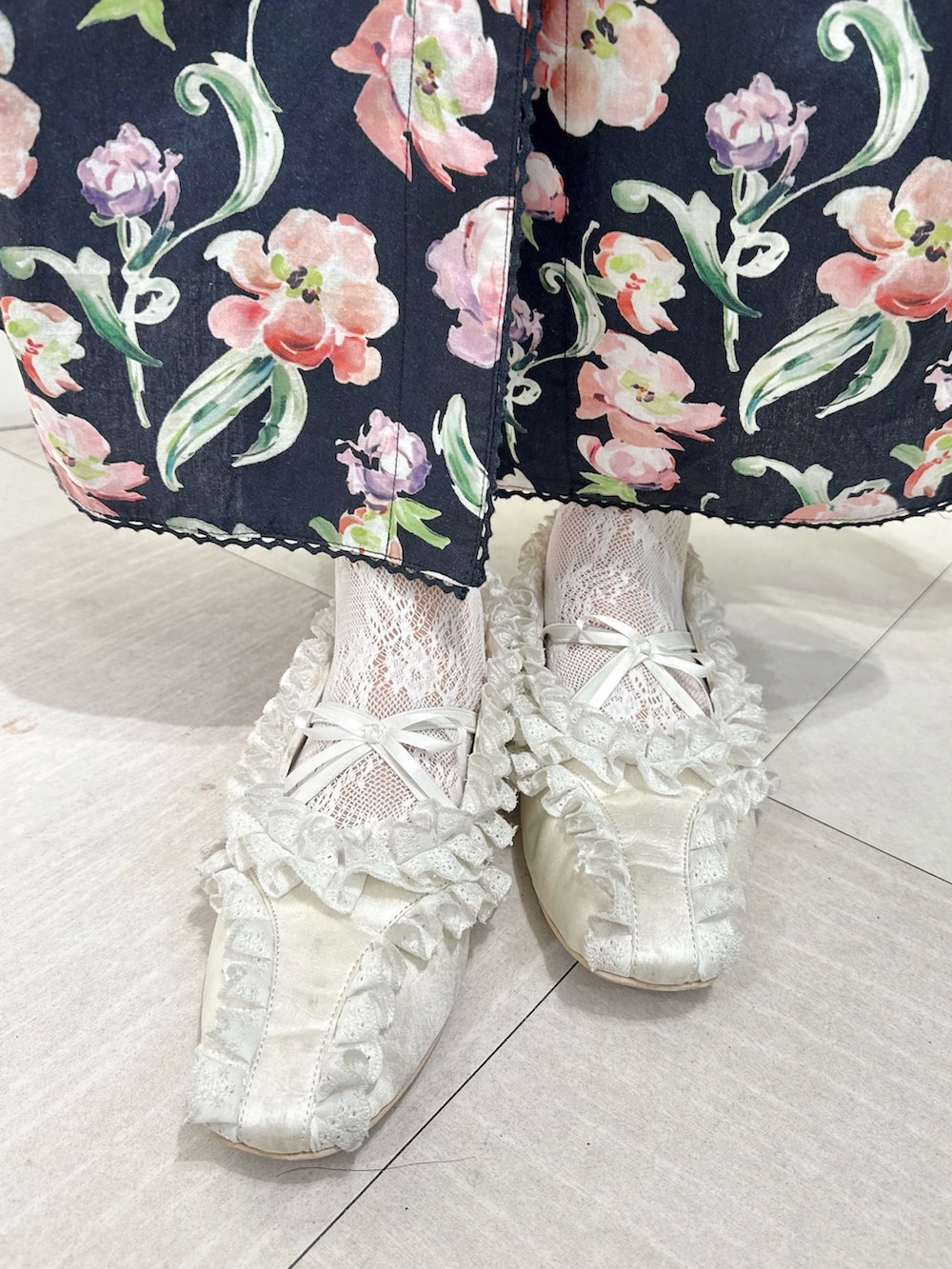 ホワイト系のTシャツ/カットソー、ブラック系のワンピース、ブラウン系のショルダーバッグを着用したレディースの春コーディネートの7枚目の写真