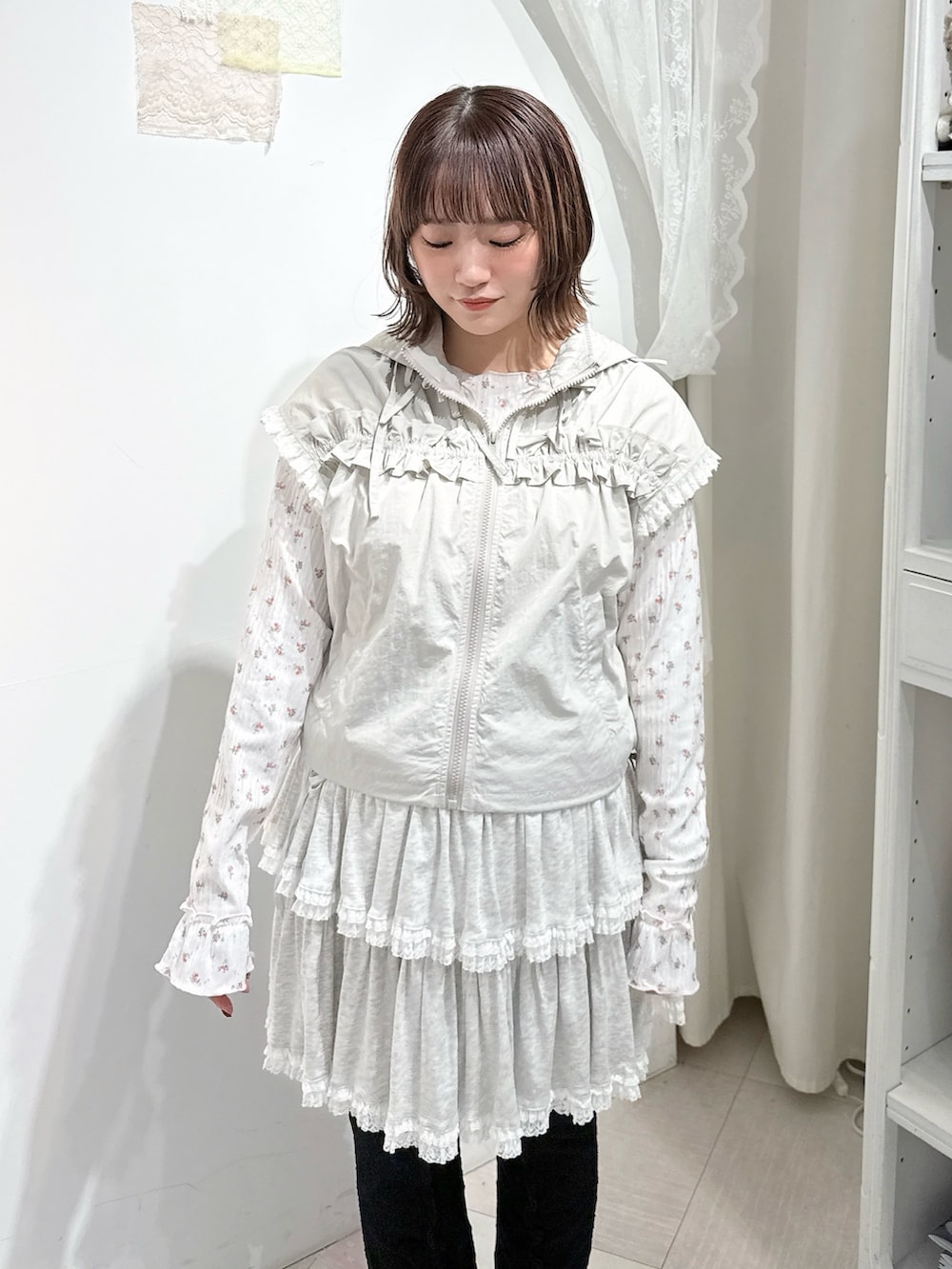 ピンク系のTシャツ/カットソー、グレー系のスカート、ブラック系のその他パンツを着用したレディースの冬コーディネートの3枚目の写真