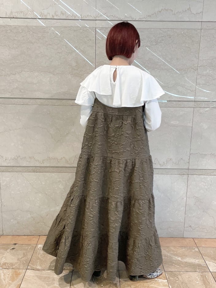 ホワイト系のパンプス、ブラウン系のワンピース、ホワイト系のTシャツ/カットソーを着用したレディースの秋コーディネートの3枚目の写真