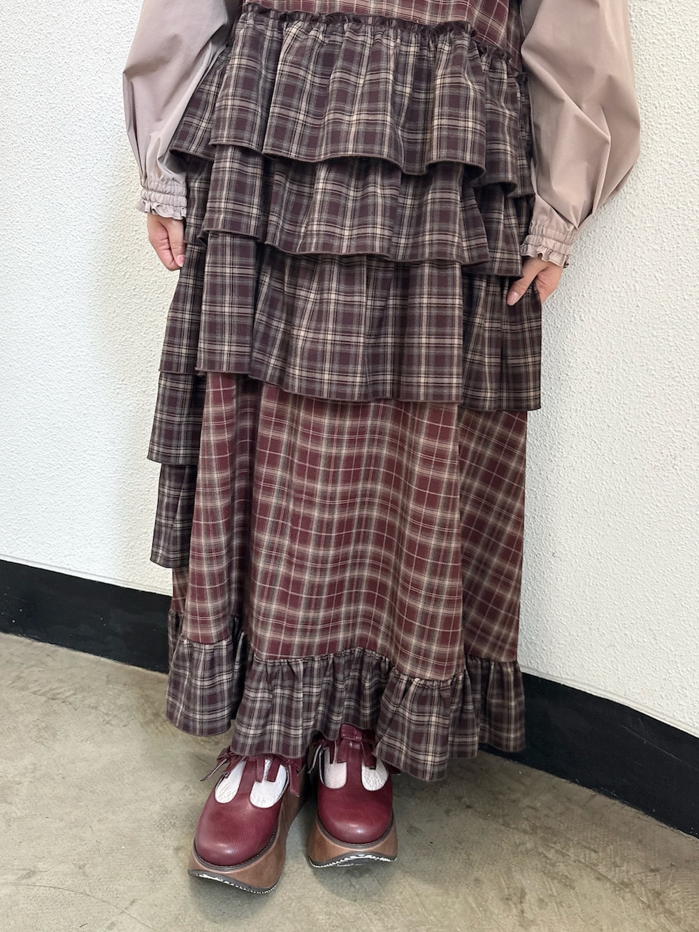 ベージュ系のシャツ/ブラウス、ベージュ系のショルダーバッグ、レッド系のワンピースを着用したレディースの夏コーディネートの8枚目の写真