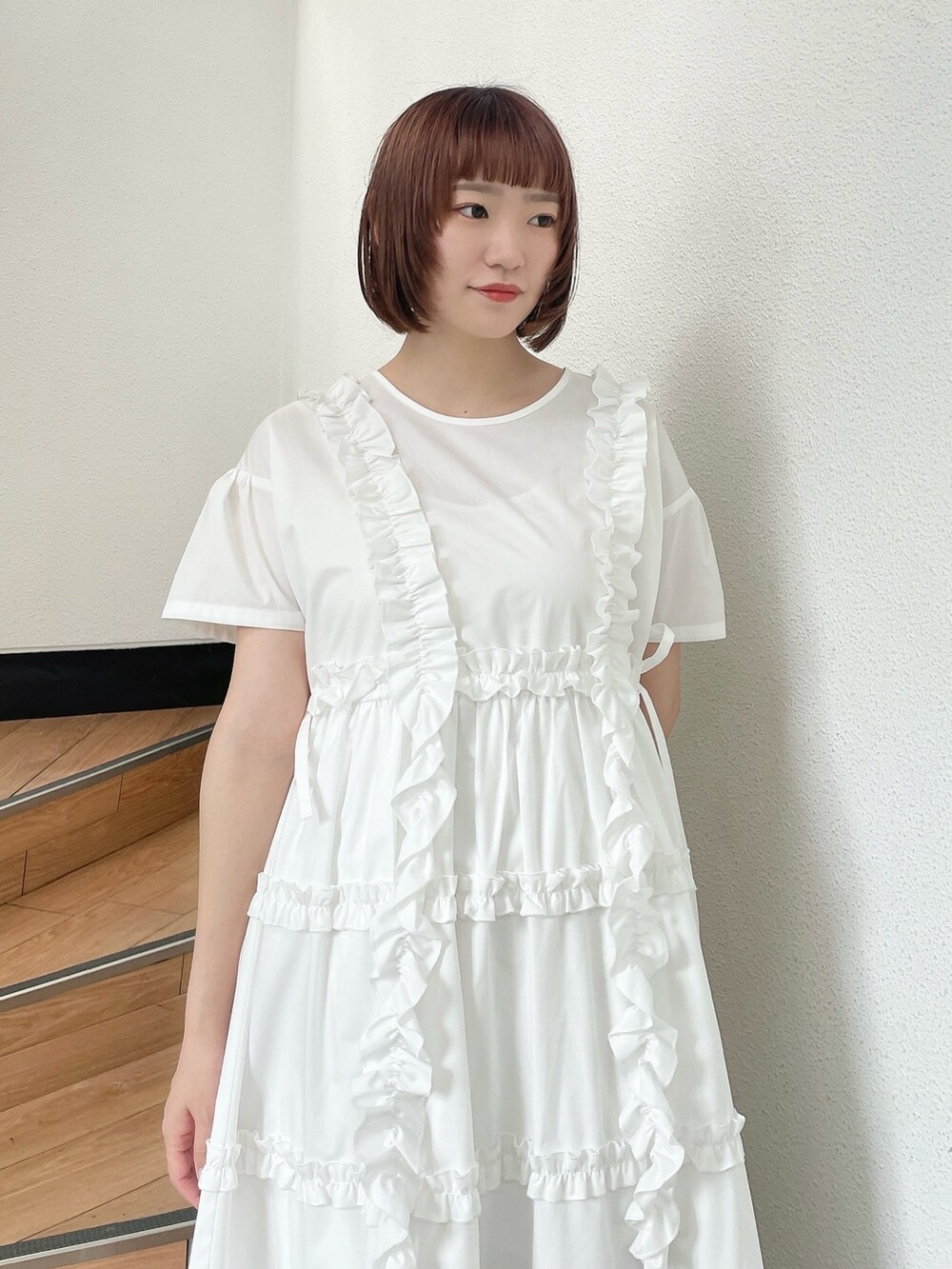 ホワイト系のワンピース、ブラック系のバレエシューズを着用したレディースの夏コーディネートの4枚目の写真