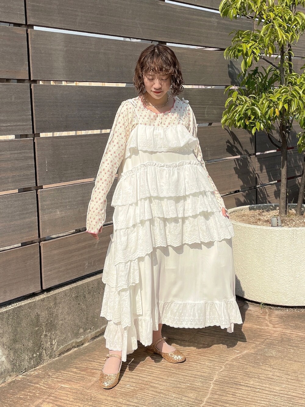 ホワイト系のマウンテンパーカー、ホワイト系のワンピース、ホワイト系のTシャツ/カットソーを着用したレディースの春コーディネートの7枚目の写真