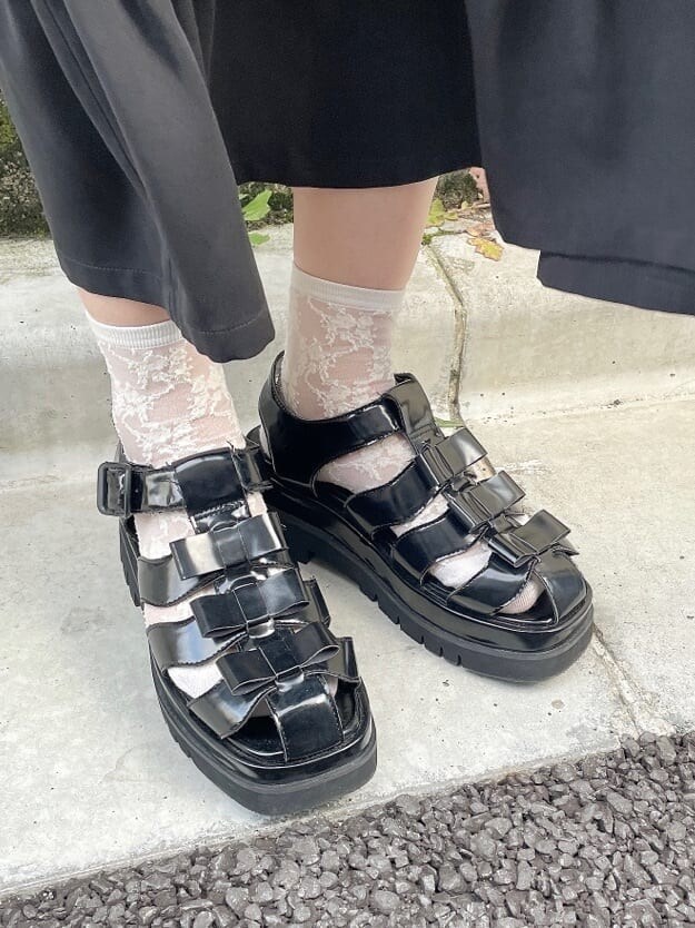 ブラック系のサンダル、ブラック系のワンピースを着用したレディースの夏コーディネートの4枚目の写真