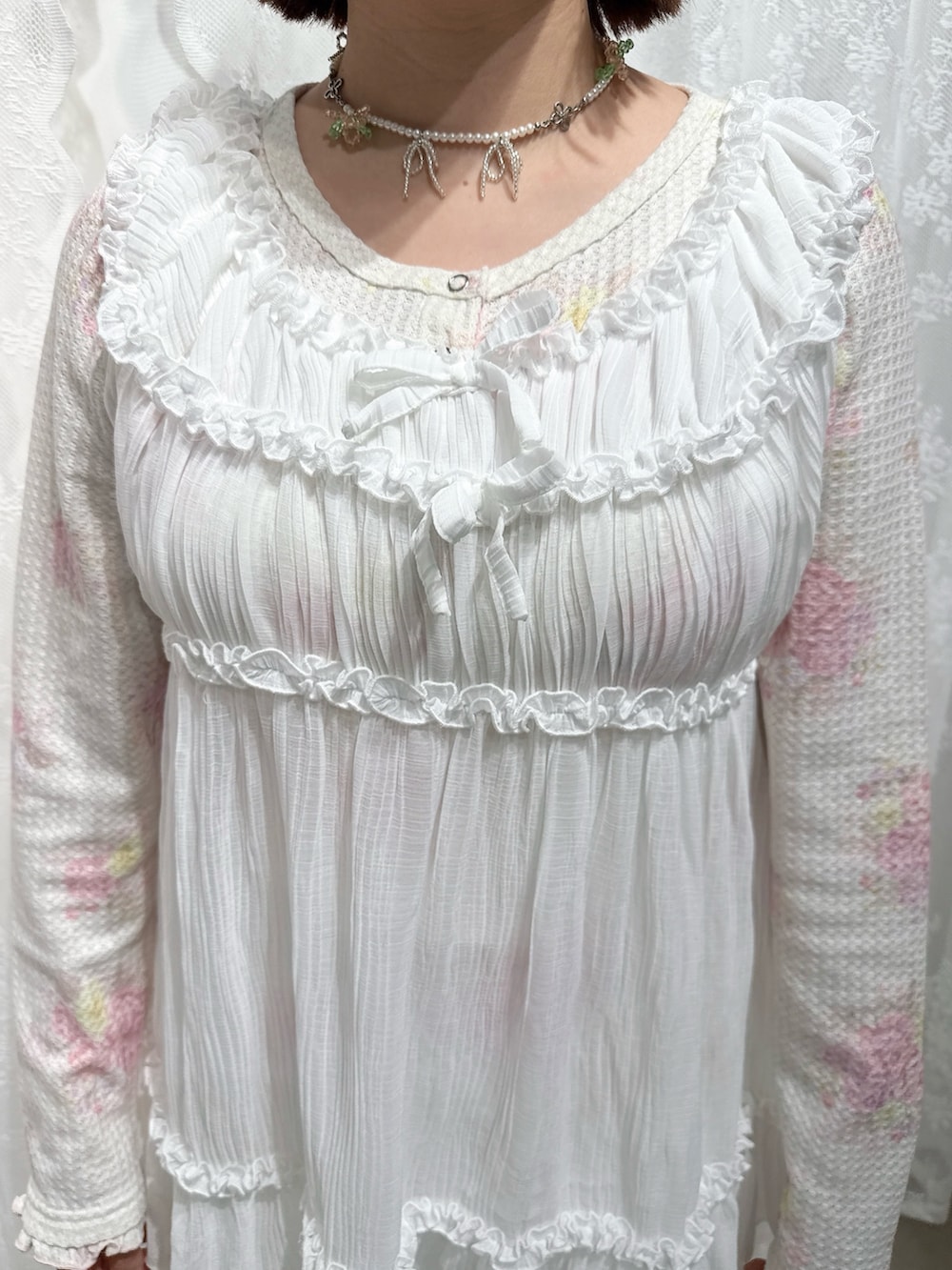 ピンク系のTシャツ/カットソー、ホワイト系のカーゴパンツ、ホワイト系のシャツ/ブラウスを着用したレディースの夏コーディネートの7枚目の写真