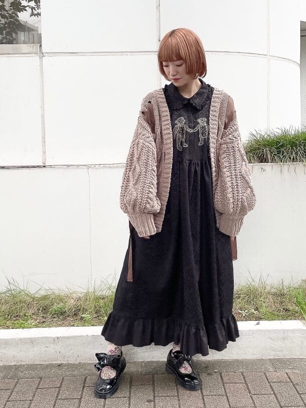 ブラック系のワンピース、ブラック系のパンプス、ブラウン系のカーディガン/ボレロを着用したレディースの秋コーディネートの2枚目の写真