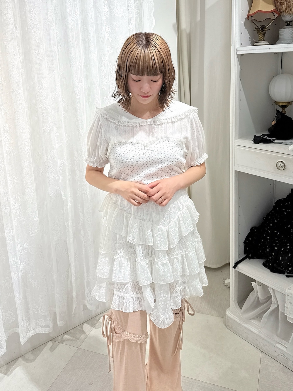 ホワイト系のTシャツ/カットソー、ホワイト系のスカート、ピンク系のスウェットパンツを着用したレディースの春コーディネートの4枚目の写真