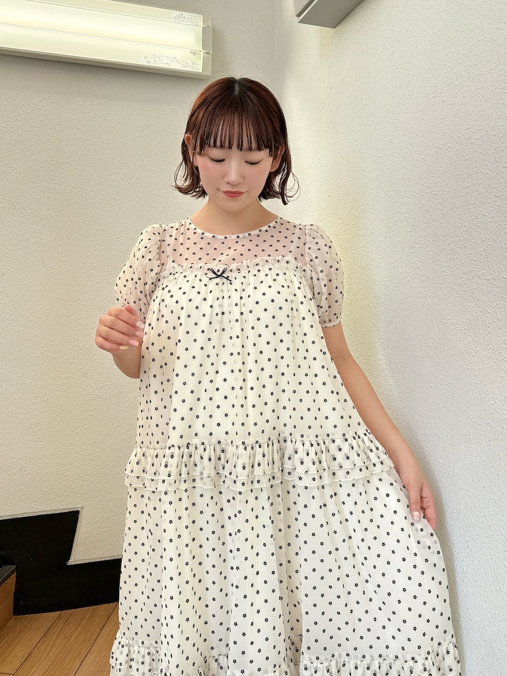 ホワイト系のワンピース、ピンク系のバレエシューズを着用したレディースの冬コーディネートの4枚目の写真