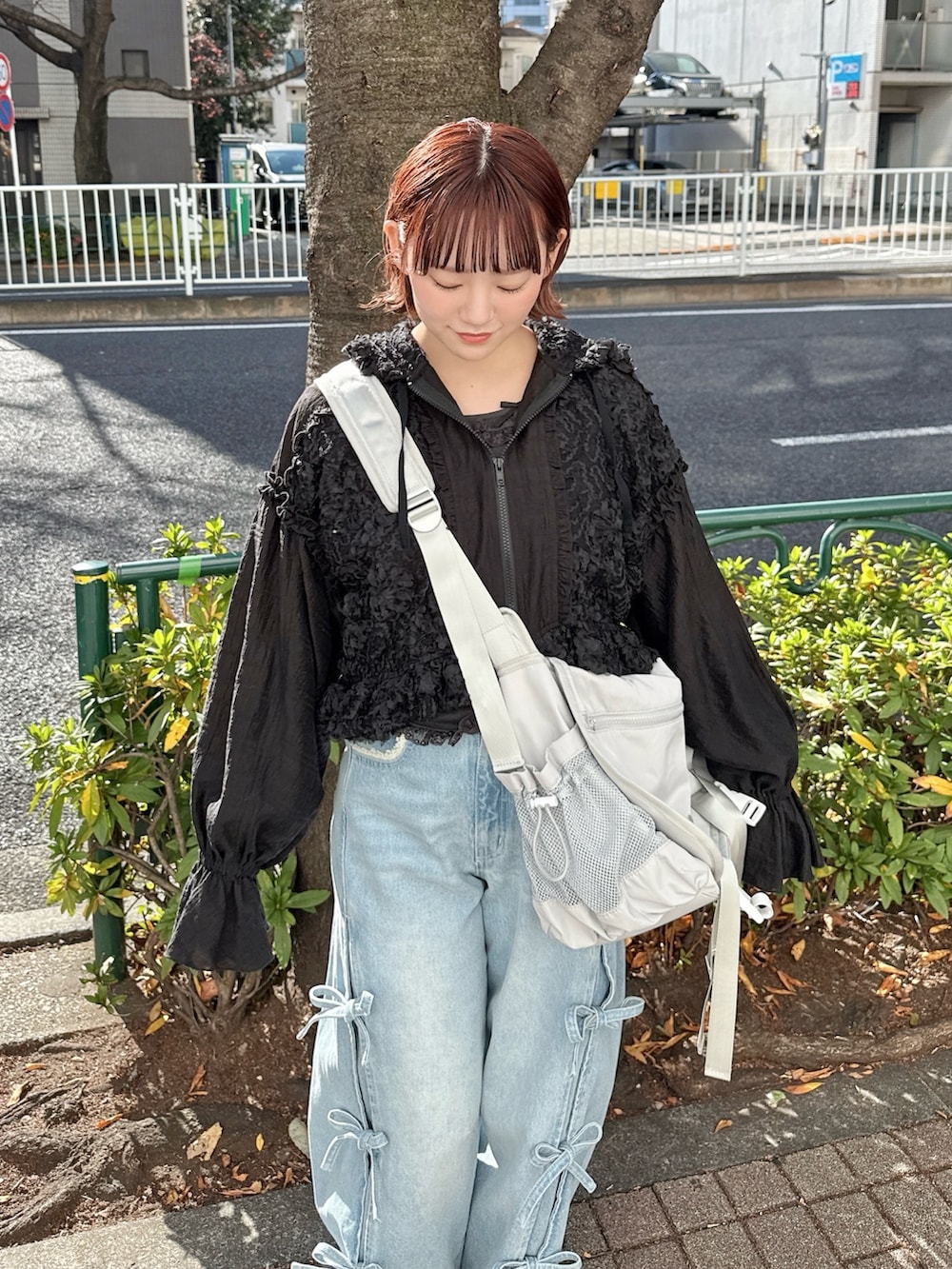 グレー系のTシャツ/カットソー、ブラック系のブルゾン、グレー系のメッセンジャーバッグを着用したレディースの冬コーディネートの4枚目の写真