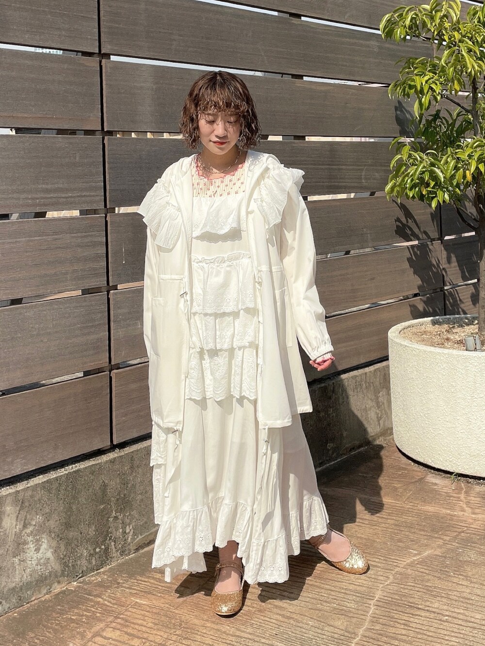ホワイト系のマウンテンパーカー、ホワイト系のワンピース、ホワイト系のTシャツ/カットソーを着用したレディースの春コーディネートの2枚目の写真