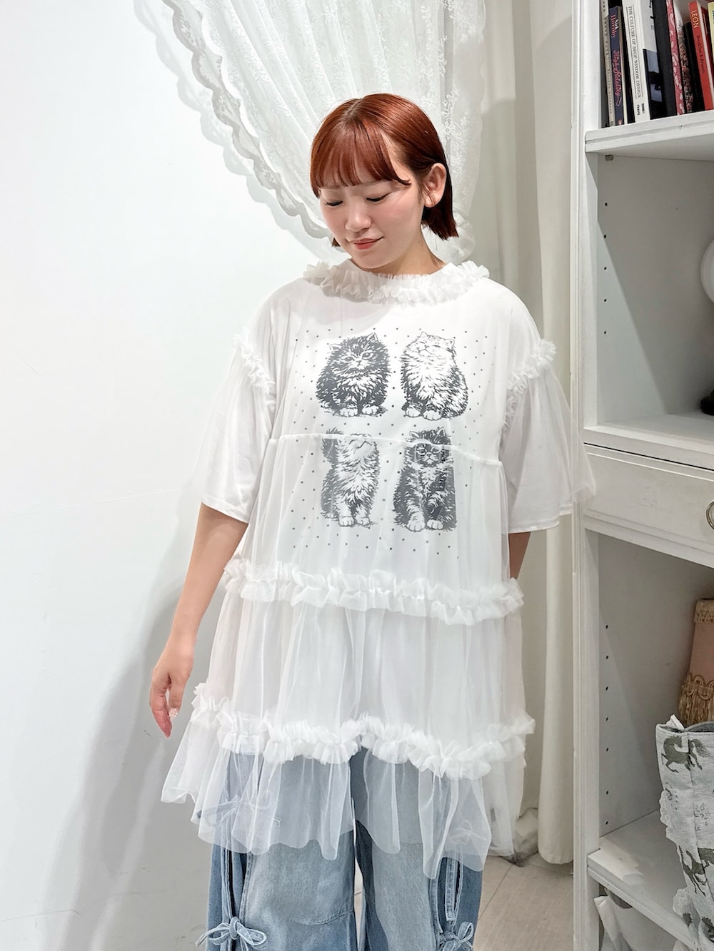 ホワイト系のTシャツ/カットソー、ホワイト系のチュニック、ブルー系のデニムパンツを着用したレディースの春コーディネートの4枚目の写真