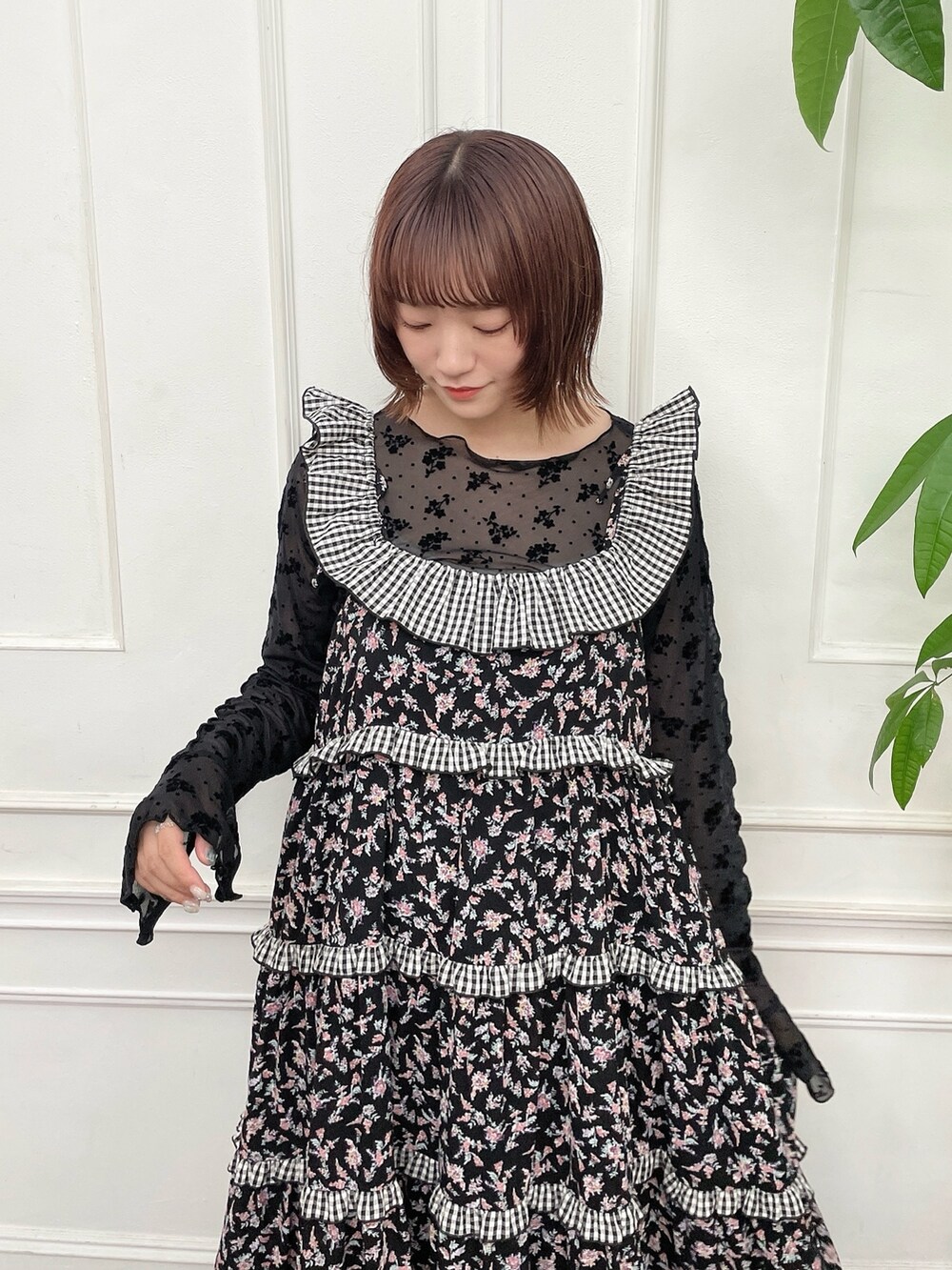 ブラック系のTシャツ/カットソー、ブラック系のワンピース、ブラック系のスニーカーを着用したレディースの夏コーディネートの6枚目の写真