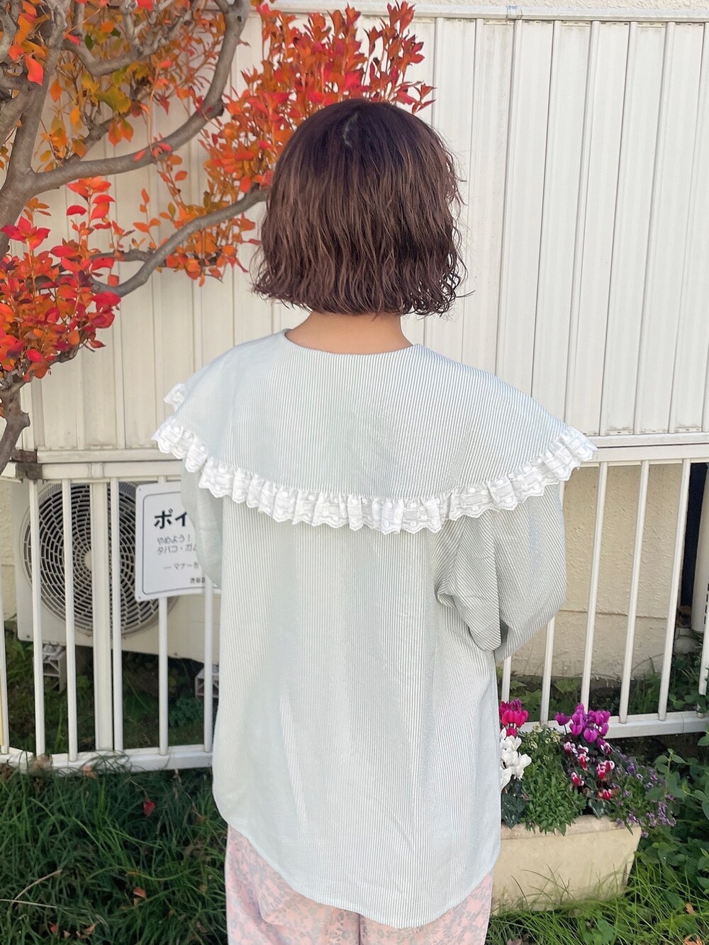 ホワイト系のトートバッグ、ピンク系のその他パンツ、グリーン系のシャツ/ブラウスを着用したレディースの冬コーディネートの6枚目の写真