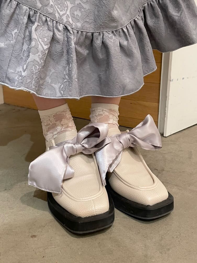 ホワイト系のモカシン/デッキシューズ、パープル系のその他アウター、ブルー系のワンピースを着用したレディースの秋コーディネートの5枚目の写真