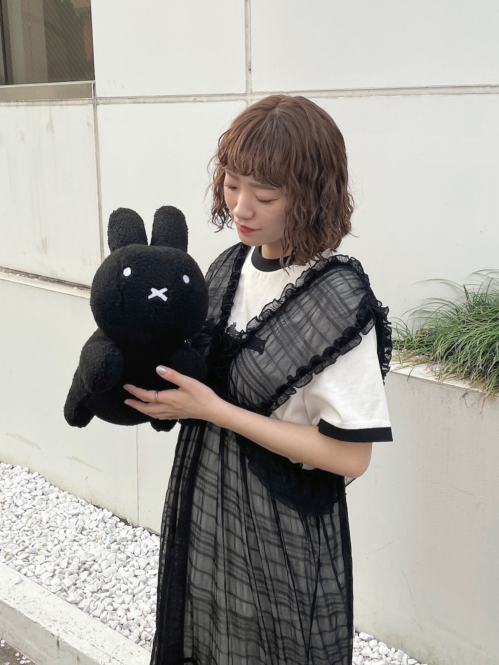 ホワイト系のTシャツ/カットソー、ブラック系のワンピース、ブラック系のハンドバッグを着用したレディースの春コーディネートの6枚目の写真