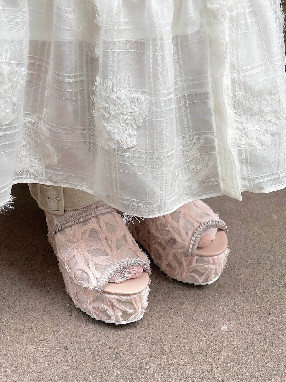 ピンク系のTシャツ/カットソー、ホワイト系のワンピース、ピンク系のサンダルを着用したレディースの夏コーディネートの6枚目の写真