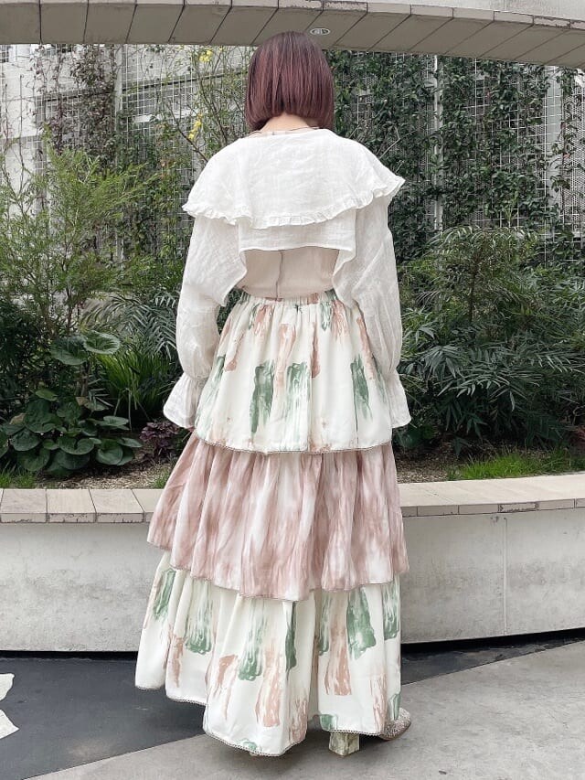 ホワイト系のその他トップス、ブラウン系のスカート、グリーン系のパンプスを着用したレディースの春コーディネートの4枚目の写真