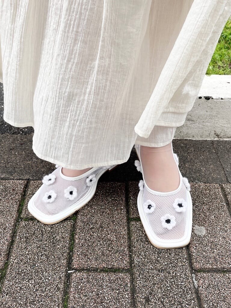 ホワイト系のワンピース、ピンク系のシャツ/ブラウス、ホワイト系のパンプスを着用したレディースの夏コーディネートの4枚目の写真