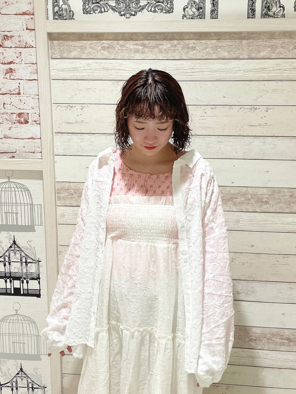 ピンク系のTシャツ/カットソー、ホワイト系のシャツ/ブラウス、ホワイト系のワンピースを着用したレディースの春コーディネートの5枚目の写真