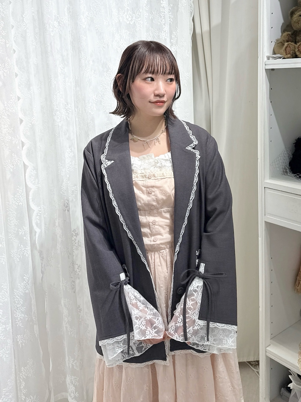 ピンク系のワンピース、ブラック系のローファー、ホワイト系のシャツ/ブラウスを着用したレディースの秋コーディネートの5枚目の写真