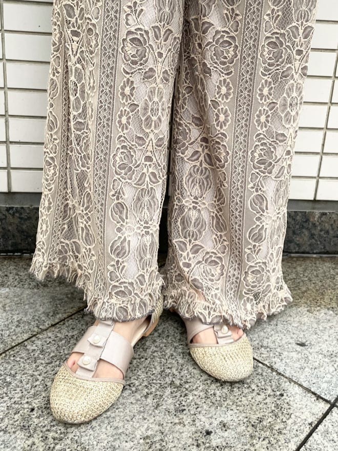 ベージュ系のその他パンツ、ブラウン系のサンダルを着用したレディースの夏コーディネートの6枚目の写真