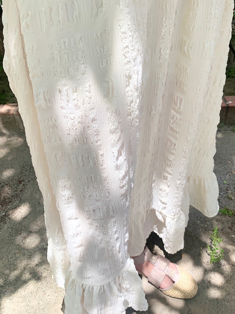 ブラウン系のパンプス、パープル系のキャミソール、グリーン系のシャツ/ブラウスを着用したレディースの春コーディネートの6枚目の写真