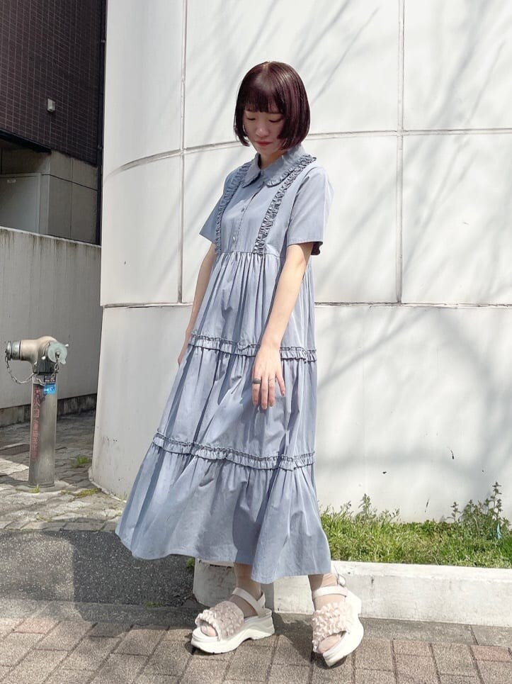 イエロー系のカーディガン/ボレロ、ブルー系のワンピース、ホワイト系のサンダルを着用したレディースの春コーディネートの4枚目の写真