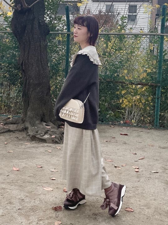 ブラック系のTシャツ/カットソー、パープル系のスニーカー、ベージュ系のワンピースを着用したレディースの冬コーディネートの3枚目の写真