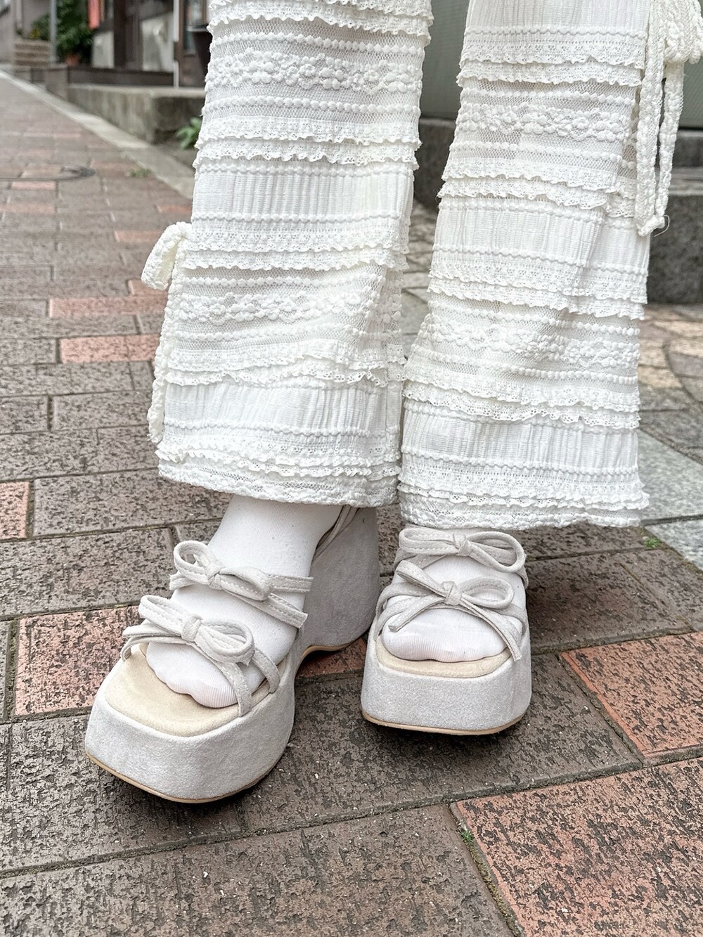 ピンク系のシャツ/ブラウス、ホワイト系のキャミソール、ホワイト系のその他パンツを着用したレディースの冬コーディネートの7枚目の写真