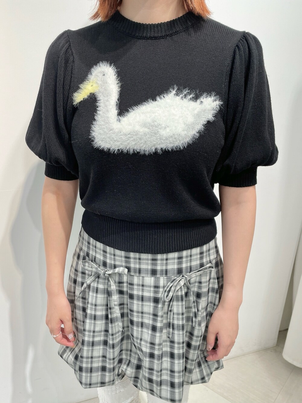 グレー系のスカート、ブラック系のニット/セーター、ブラック系のバレエシューズを着用したレディースの夏コーディネートの7枚目の写真