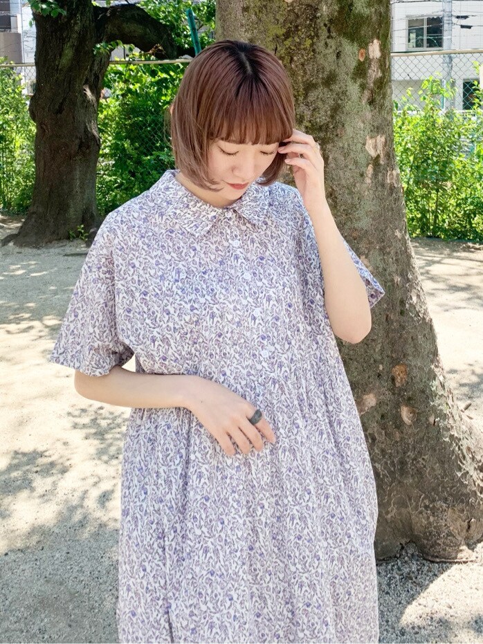 ベージュ系のパンプス、パープル系のワンピース、ホワイト系のその他パンツを着用したレディースの春コーディネートの4枚目の写真