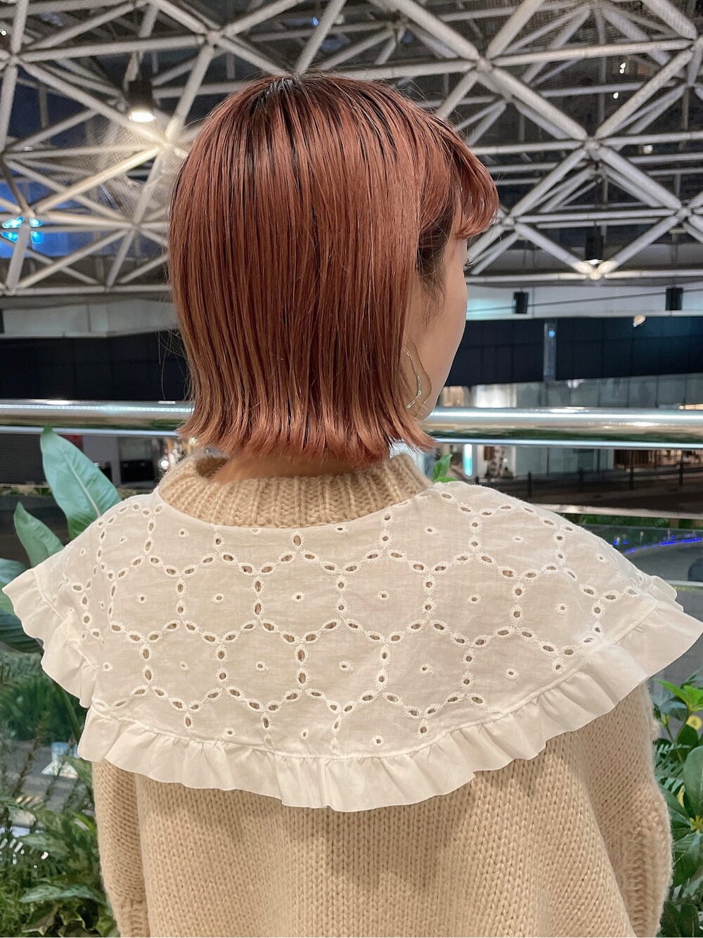 ベージュ系のスカート、ホワイト系のローファー、グリーン系のショルダーバッグを着用したレディースの冬コーディネートの6枚目の写真