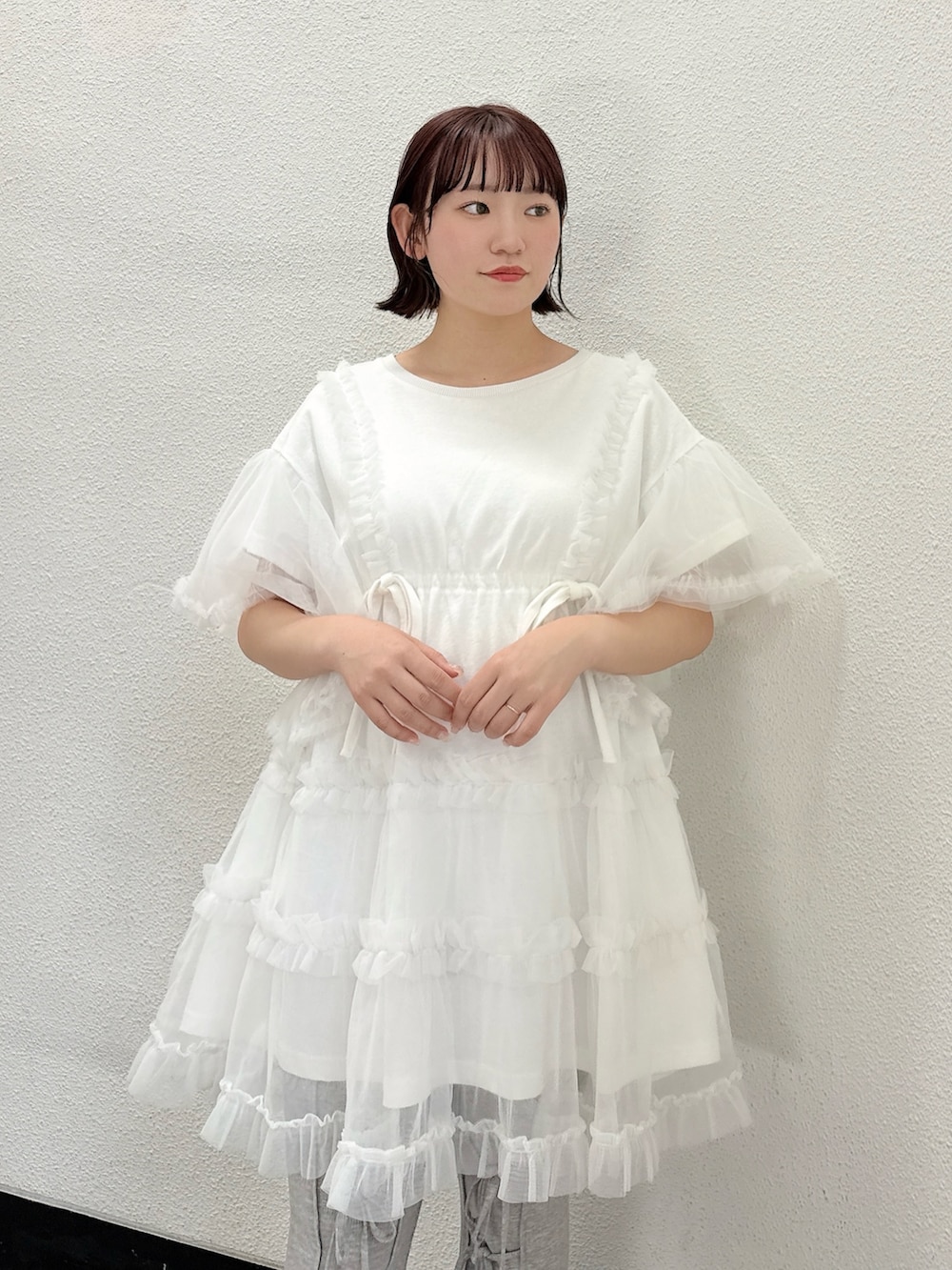 ホワイト系のワンピース、グレー系のその他パンツ、ホワイト系のスニーカーを着用したレディースの春コーディネートの5枚目の写真